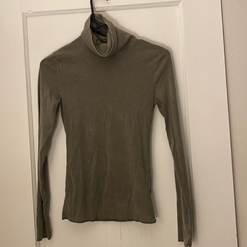 XS OLIVE GREEN TURTLE NECK WILD FABLE